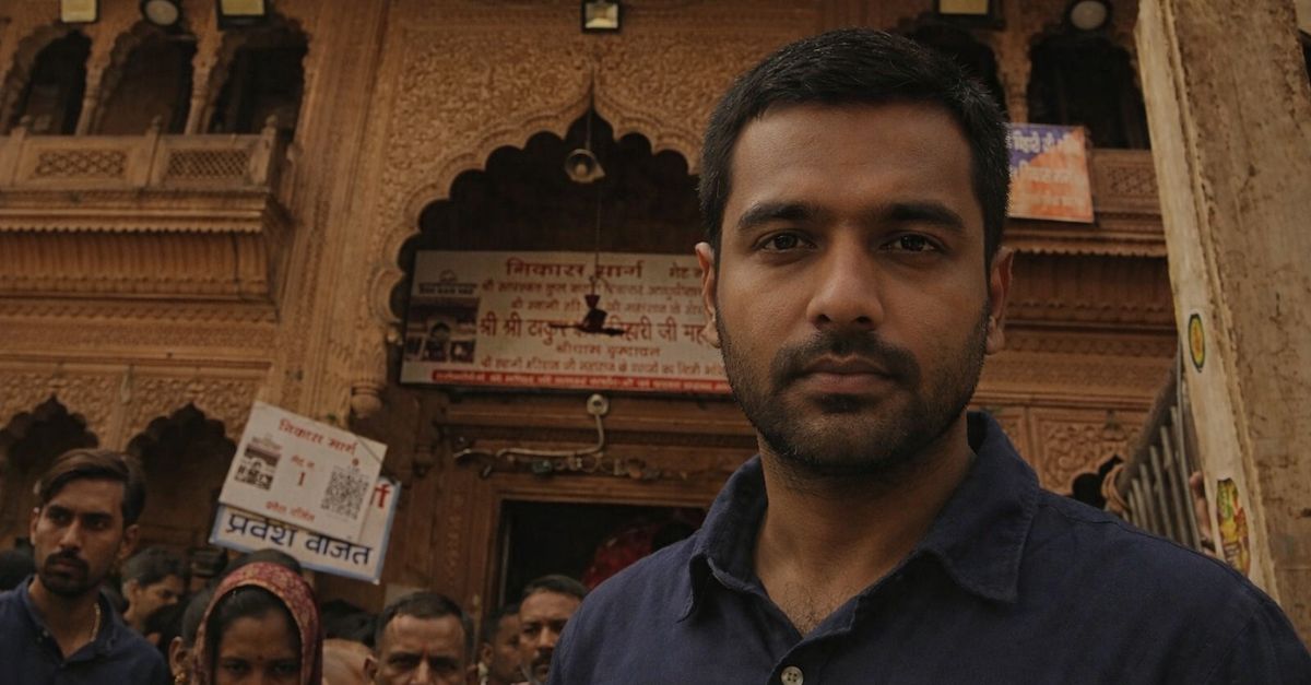 People at Banke Bihari temple entrance